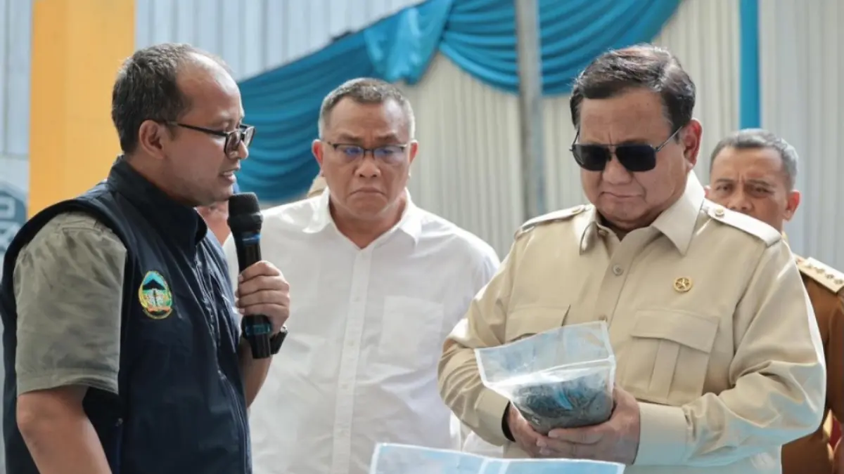 Presiden Prabowo Subianto dalam kunjungan ke fasilitas Tempat Pengolahan Sampah Terpadu (TPST) BLE di Kabupaten Banyumas, Jawa Tengah, pada Selasa (28/4).  (@presidenrepublikindonesia) 