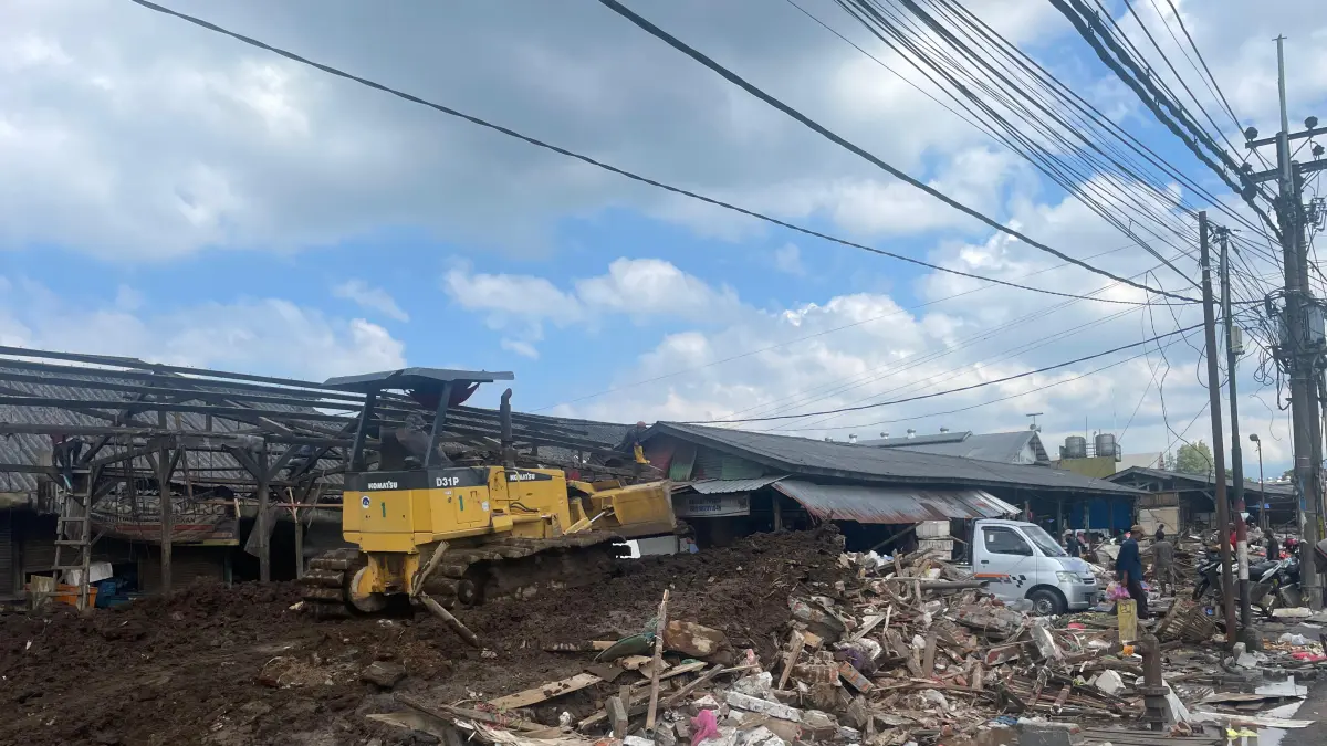 Proses pembongkaran di PIG masih berlangsung hingga pagi ini. 

Foto : Andika Satria Perdana