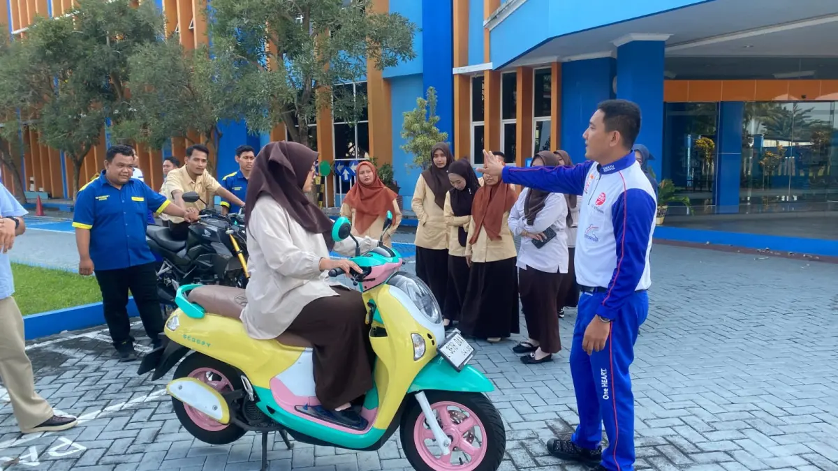SAFETY: MPM Honda Jatim Edukasi Guru SMK Muhammadiyah 1 Kepanjen tentang keselamatan berkendara.