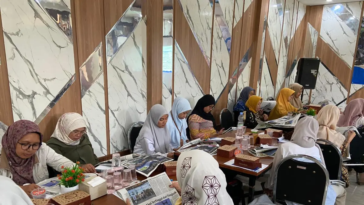 SEMANGAT : Para peserta Diklat Jurnalistik KB dan TK se-Kota Malang belajar mengobservasi berita melalui koran Jawa Pos Radar Malang.