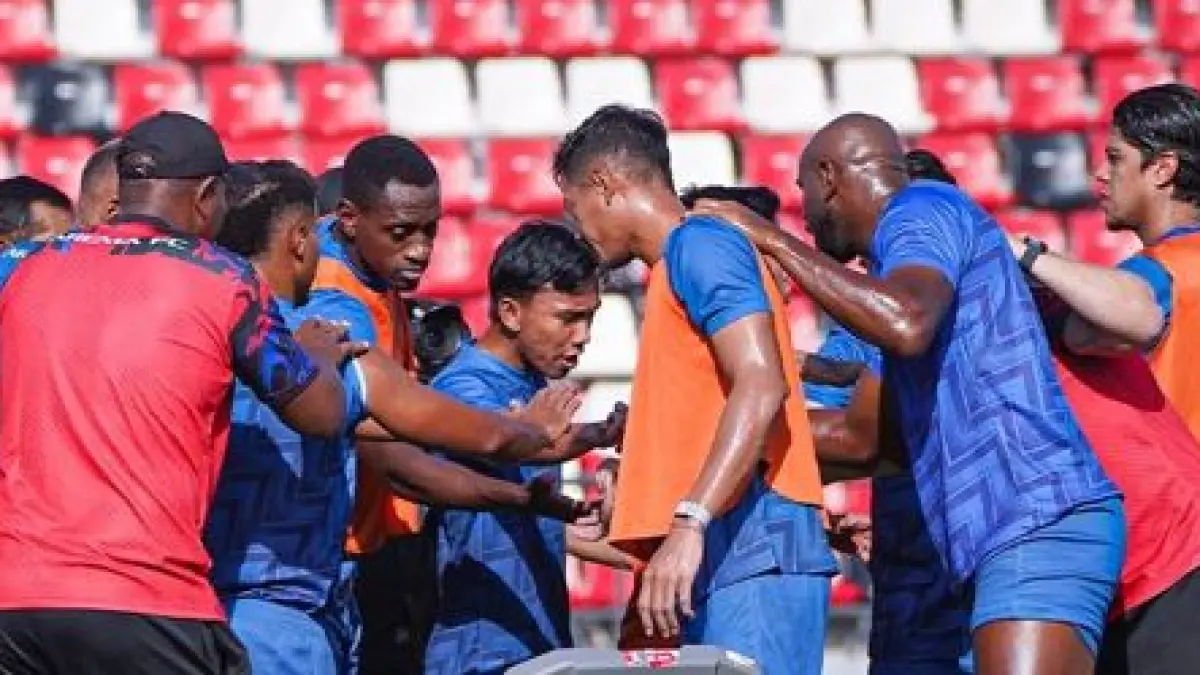 TAK BOLEH BERSANTAI: Para pemain Arema FC berdoa bersama sebelum menjalani laga BRI Super League melawan Persebaya Surabaya di Stadion Kapten I Wayan Dipta. (Foto: MO Arema FC)