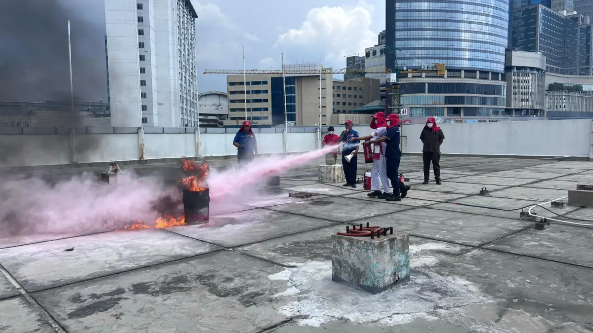 TANGGAP: Tim dari Dinas Pemadam Kebakaran kota setempat juga memberikan edukasi terkait penggunaan Alat Pemadam Api Ringan (APAR) secara tepat dan efektif.