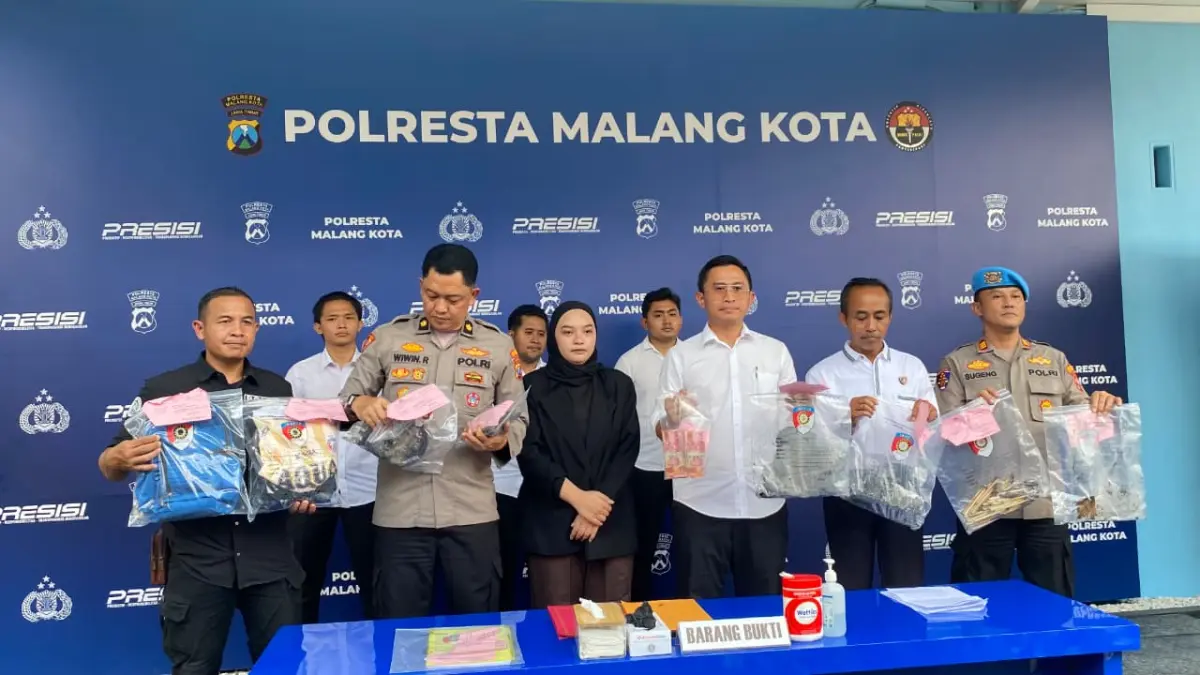 UPDATE PENYELIDIKAN: Polresta Malang Kota menunjukkan beberapa barang bukti dari kasus pembakaran pabrik rokok di Kelurahan Buring, Kedungkandang, kemarin (29/4). (NABILA AMELIA/RADAR MALANG)