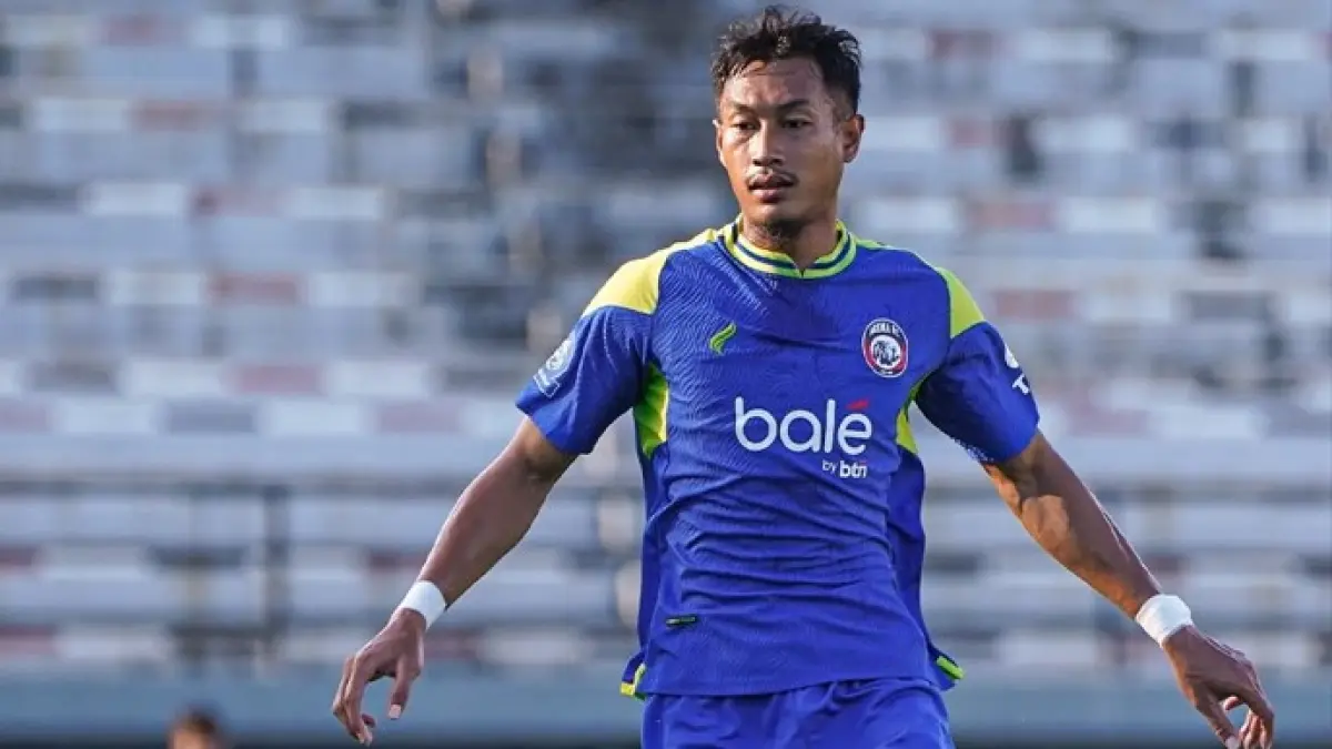 BAKAL ABSEN: Hansamu Yama Pranata menggiring bola dalam laga BRI Super League pekan ke-30 melawan Persebaya Surabaya di Stadion Kapten I Wayan Dipta, Bali. (foto MO Arema FC for Radar Malang)