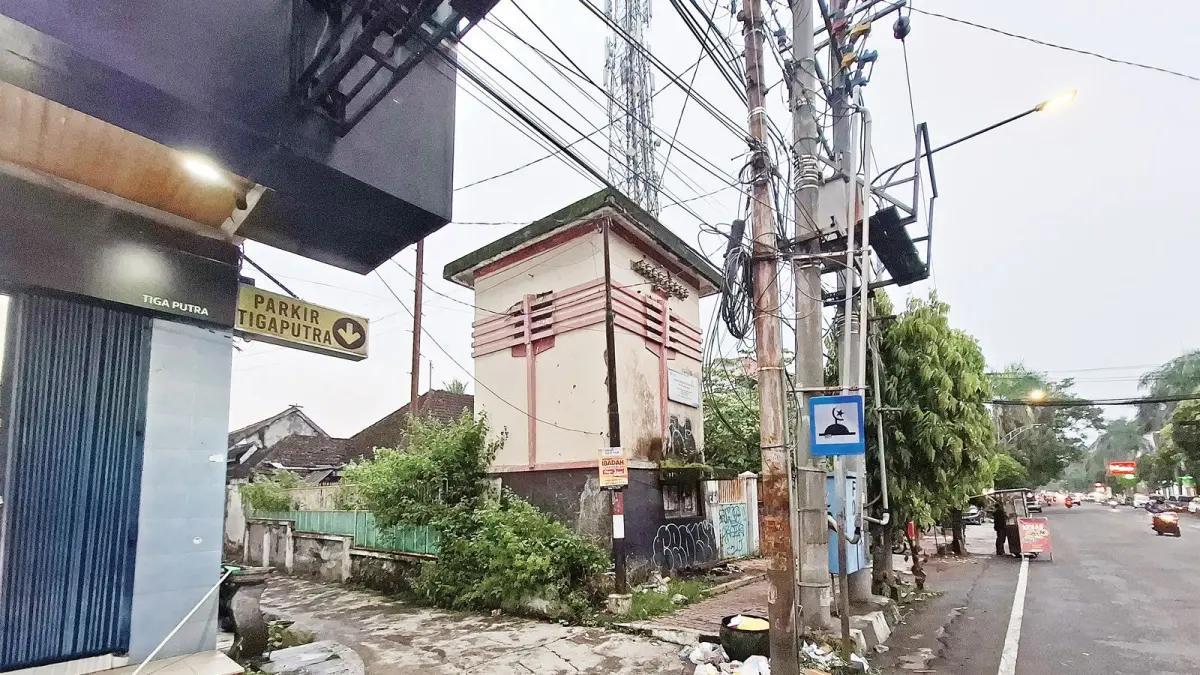 BEKAS KANTOR PLN: Gardu PLN berdiri tepat di depan rumah tua dengan banyak cerita di Jalan Sultan Agung, Kecamatan Kepanjen. (BIYAN MUDZAKY HANINDITO/RADAR MALANG)