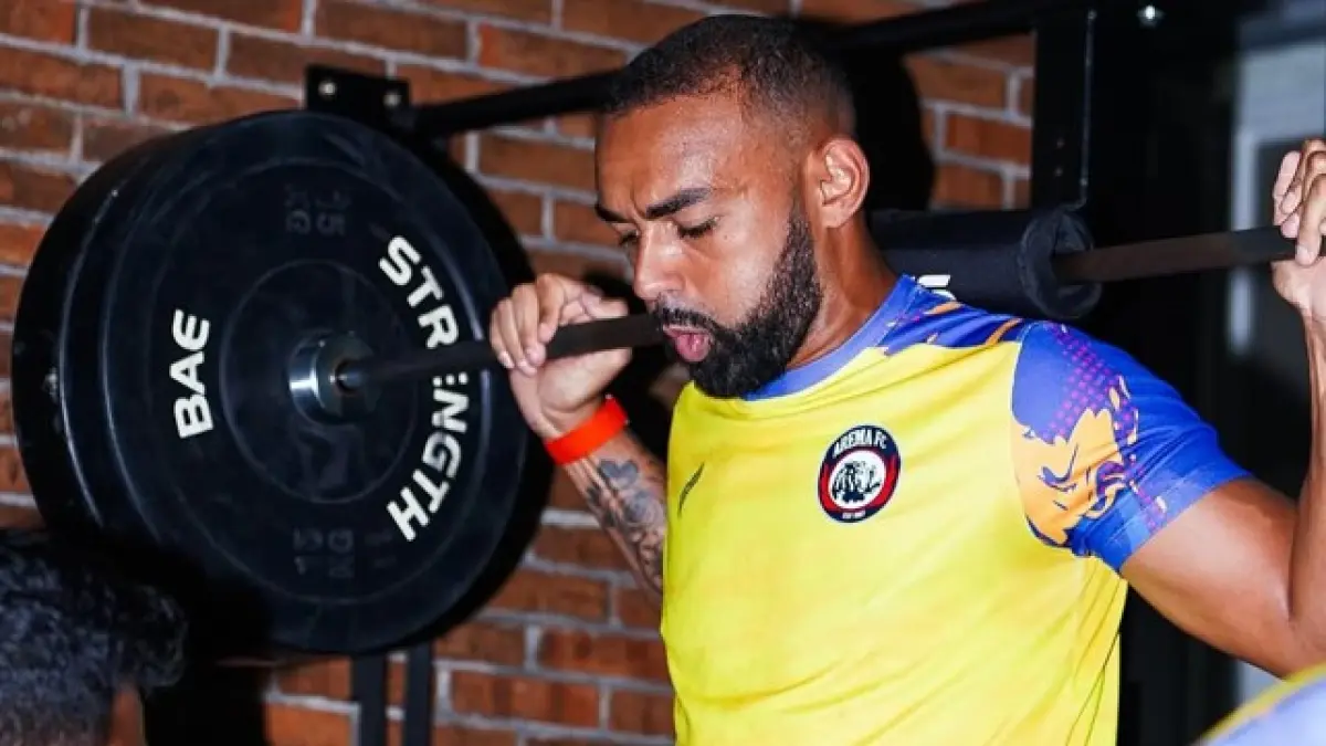 FOKUS: Dalberto Luan Belo menjalani sesi latihan di gym. Pemain Arema FC akan mulai melakukan persiapan di lapangan pada Jumat (1/5) (Foto: MO Arema FC for Radar Malang)