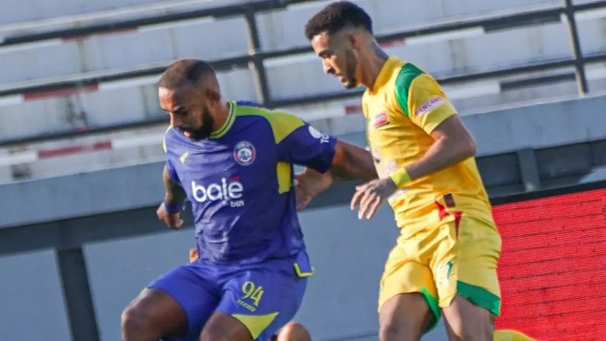 HARUS PERCAYA DIRI: Dalberto Luan Belo (kiri) berusaha lepas dari penjagaan pemain Persebaya Surabaya  Jefferson dalam laga BRI Super League pekan ke-30, beberapa waktu lalu. (foto: MO Arema FC)