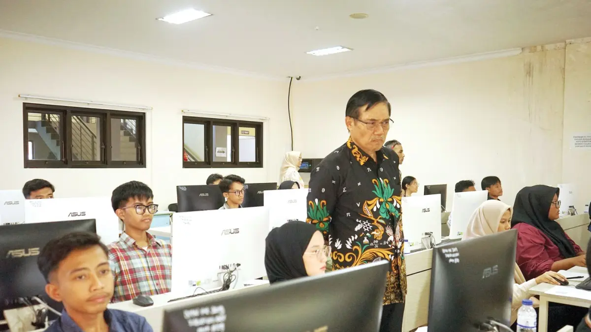 JADI BAHAN EVALUASI: Rektor UM Prof Dr Hariyono MPd melakukan pemeriksaan dan monitoring terhadap jalannya UTBK di Gedung A3, Fakultas Kedokteran, UM, beberapa hari lalu. (HUMAS UM FOR RADAR MALANG)