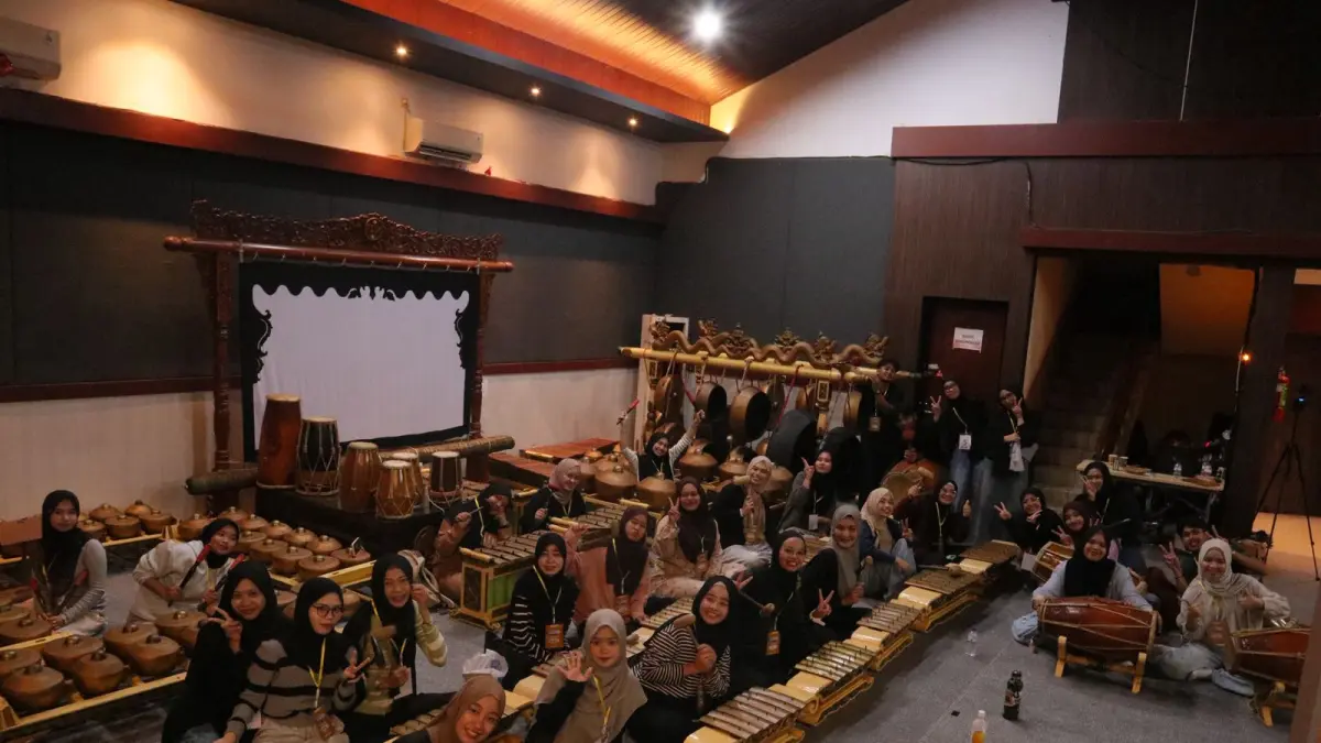KENALKAN BUDAYA LOKAL: Deretan mahasiswa mengikuti kegiatan workshop gamelan. (Fakultas Sastra/Universitas Negeri Malang)