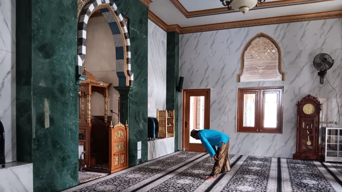KHUSYUK: Seorang warga menunaikan ibadah salat Duhur di Masjid Al Ilyas, Desa Gondanglegi Kulon, kemarin.