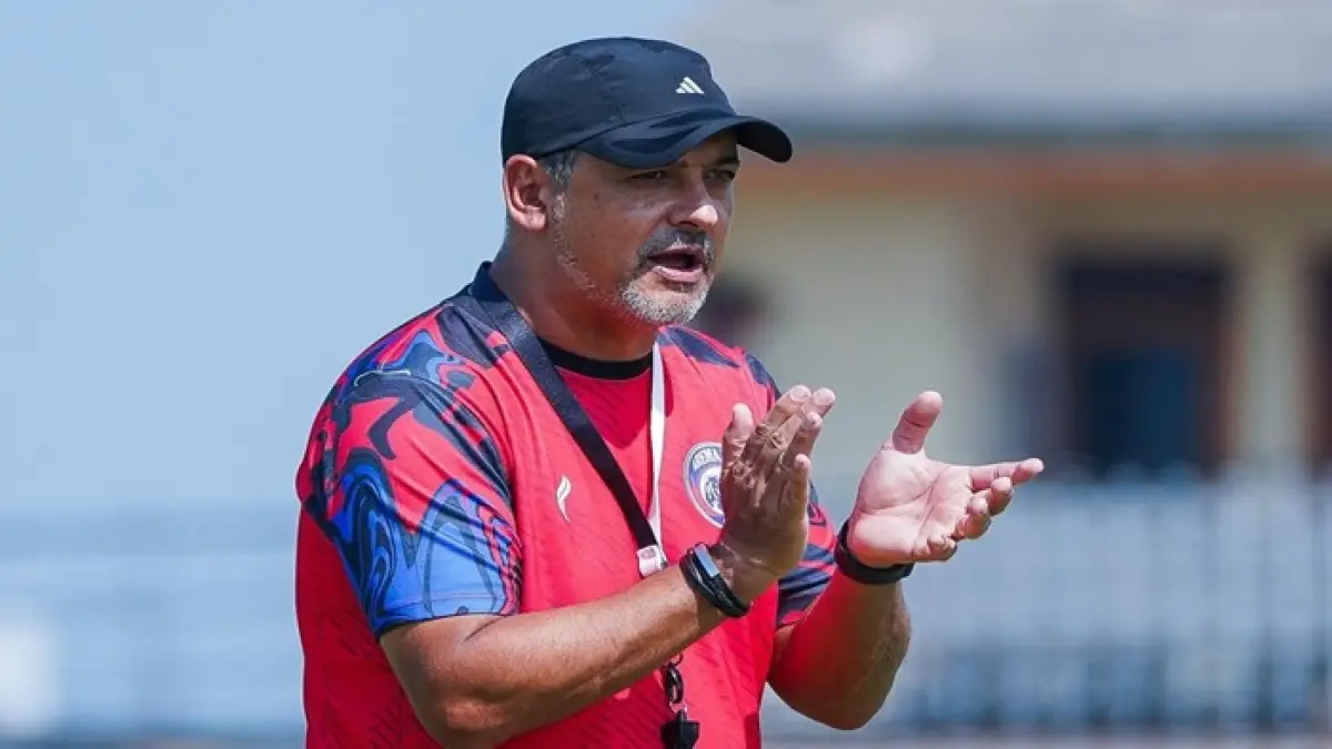 KLAIM TAK SALAH STRATEGI: Pelatih Kepala Arema FC Marcos Santos memberikan semangat kepada elemen tim dalam sesi latihan di Dreams Football Pitch, beberapa waktu lalu. (Foto: MO Arema FC for Radar Malang)