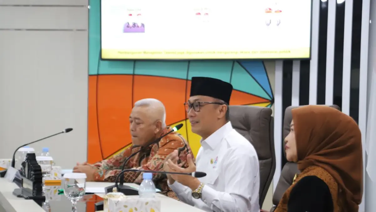 KOORDINASI: Kepala BKN RI Zudan Arif Fakhrullah (tengah) diapit Bupati Malang H M. Sanusi (kiri) dan Wakil Bupati Malang Lathifah Shohib.

