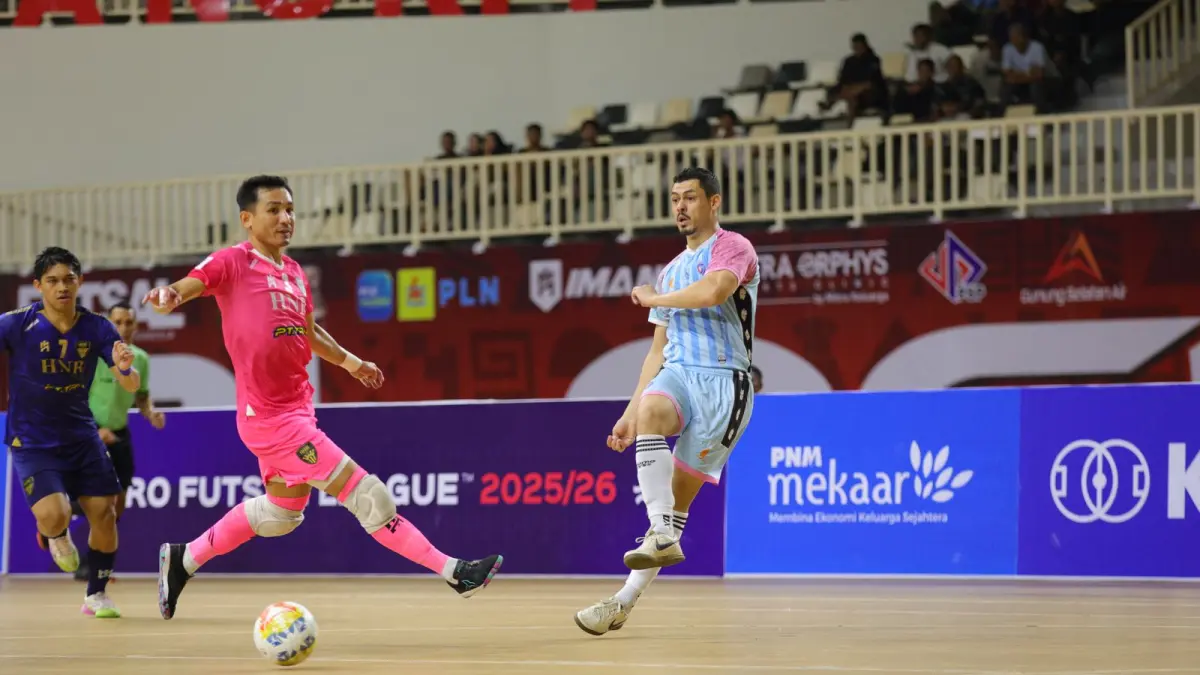 MAKSIMALKAN PERSIAPAN: Pivot Unggul FC Malang (kanan) berhasil membobol gawang Fafage Banua dalam laga PFL Series Papua, pekan lalu. 