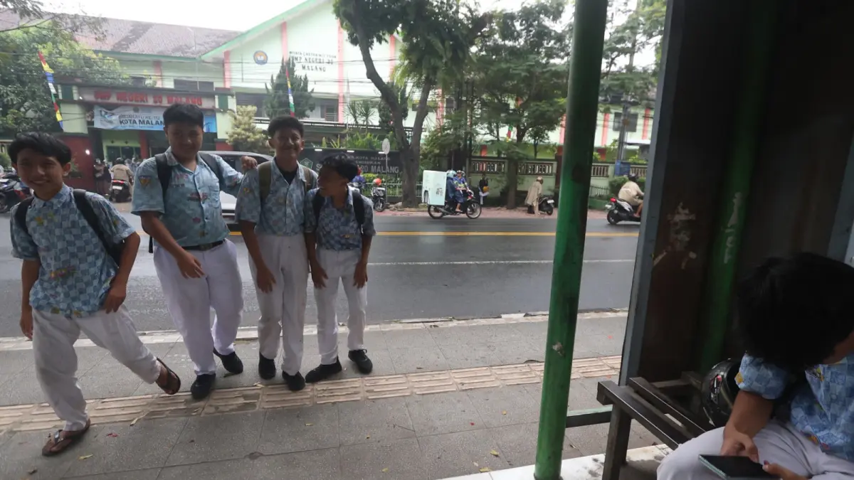 Meski anggaran terpangkas, Disdikbud Kota Malang mengupayakan bantuan seragam gratis yang diberikan kepada siswa lengkap. (Foto: Darmono)