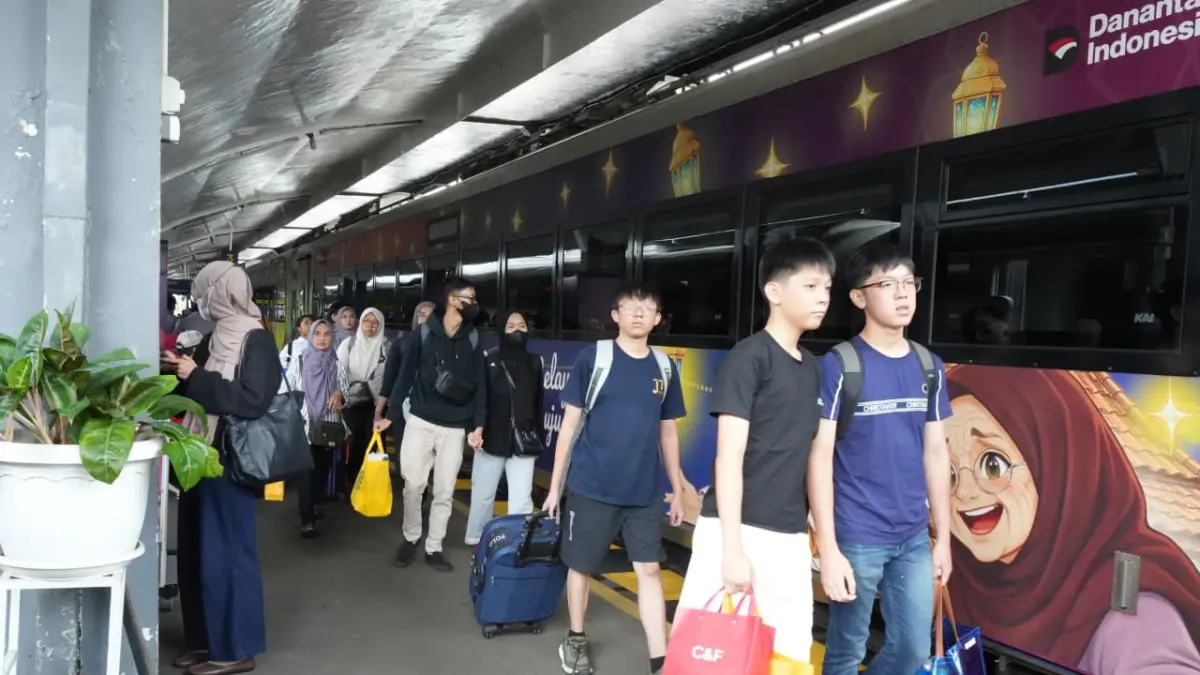 NIKMATI LIBUR PANJANG: Sejumlah penumpang kereta api dari Stasiun Malang bergegas menaiki kereta. Sejak Kamis (30/4) perjalanan kereta api kembali normal. (Foto: Humas KAI Daop 8 Surabaya)