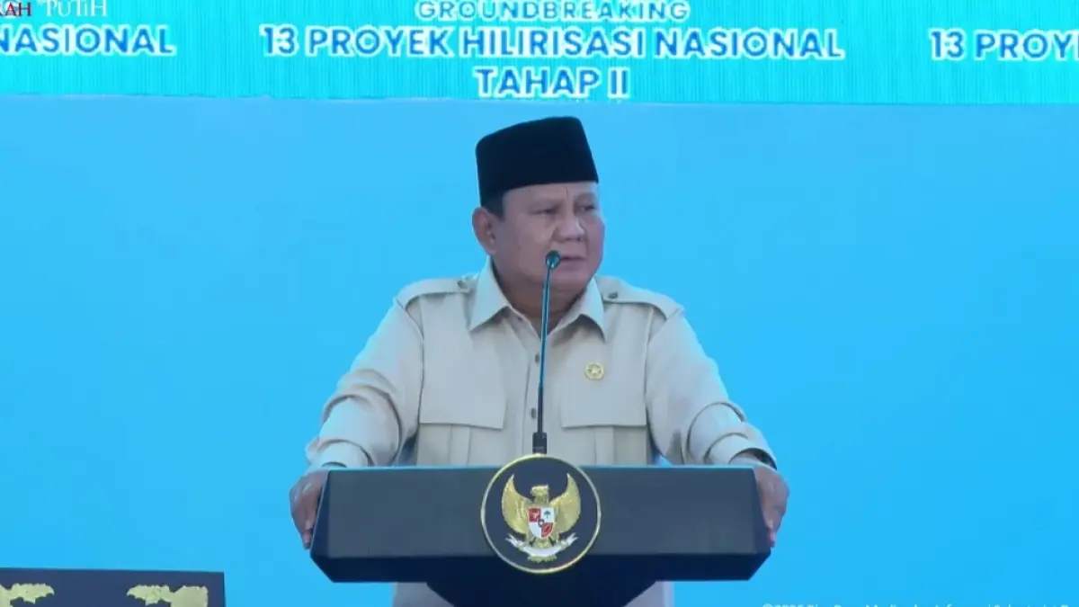 Presiden Prabowo Subianto dalam Groundbreaking 13 proyek hilirisasi tahap II, di Cilacap, Jawa Tengah, pada Rabu (29/4).  (YouTube/SekretariatPresiden) 