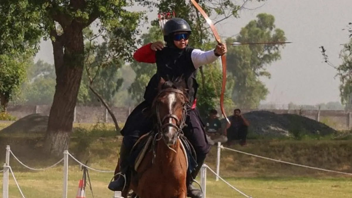 RAIH PRESTASI: Atlet berkuda Kota Malang Aqilah Fathiyah bertanding di Pakistan-Indonesia Friendship Horseback Archery Competition 2026 di Chand Bagh Equestrian Center, Lahore, Pakistan, Minggu lalu (26/4). (Foto: HBA Kota Malang)