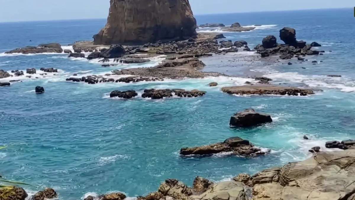 Rekomendasi Pantai Malang Selatan, Teluk Bidadari Jadi Daya Tarik Utama yang Wajib Dicoba (Sumber: Youtube)