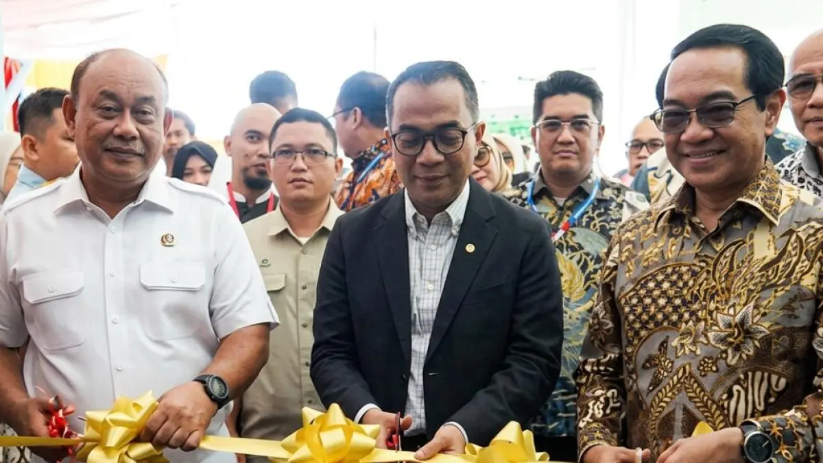RESMI: Sesi potong pita oleh Mendikti dan Kepala BGN untuk meresmikan Unhas sebagai PTN pertama yang jalankan MBG. (Sumber: Istimewa)