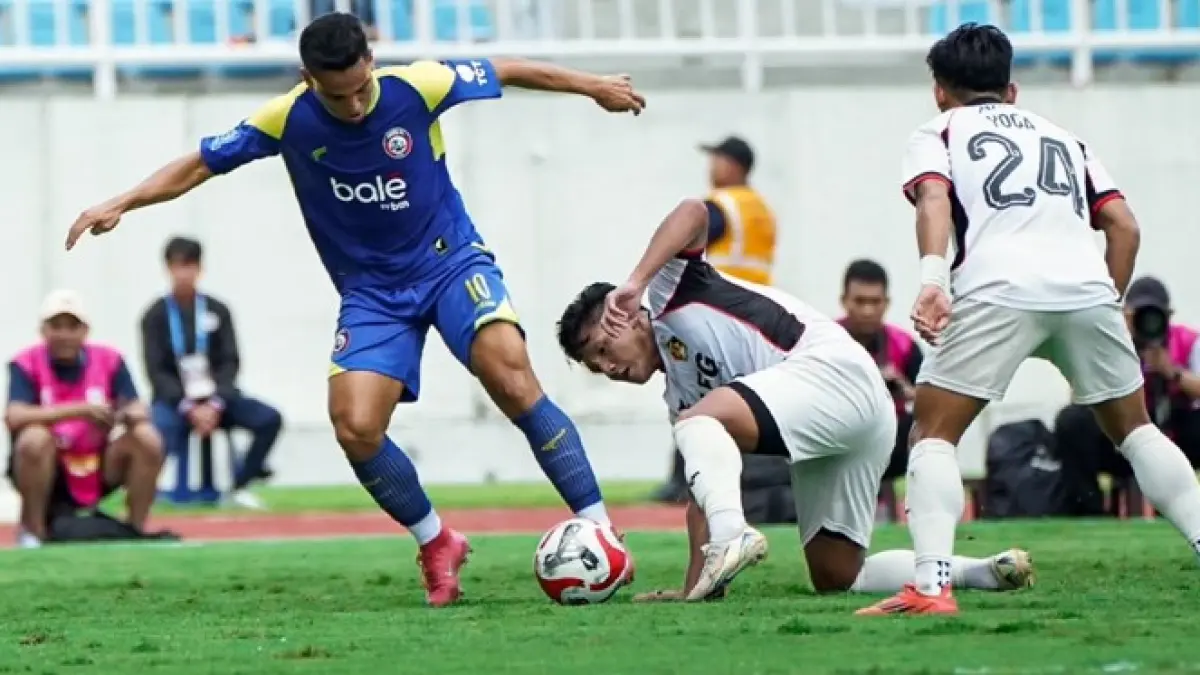 TAK AWAY KEDIRI: Gelandang Arema FC Valdeci Moreira (kiri) berusaha melindungi bola dari pemain Persik Kediri dalam laga BRI Super League di Stadion Kanjuruhan. (Foto: MO Arema FC)