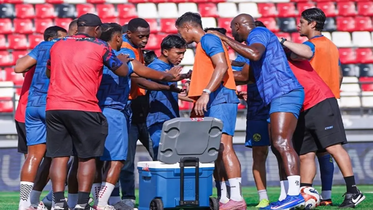 TAK BOLEH BERSANTAI: Para pemain Arema FC berdoa bersama sebelum menjalani laga BRI Super League melawan Persebaya Surabaya di Stadion Kapten I Wayan Dipta. (Foto: MO Arema FC)