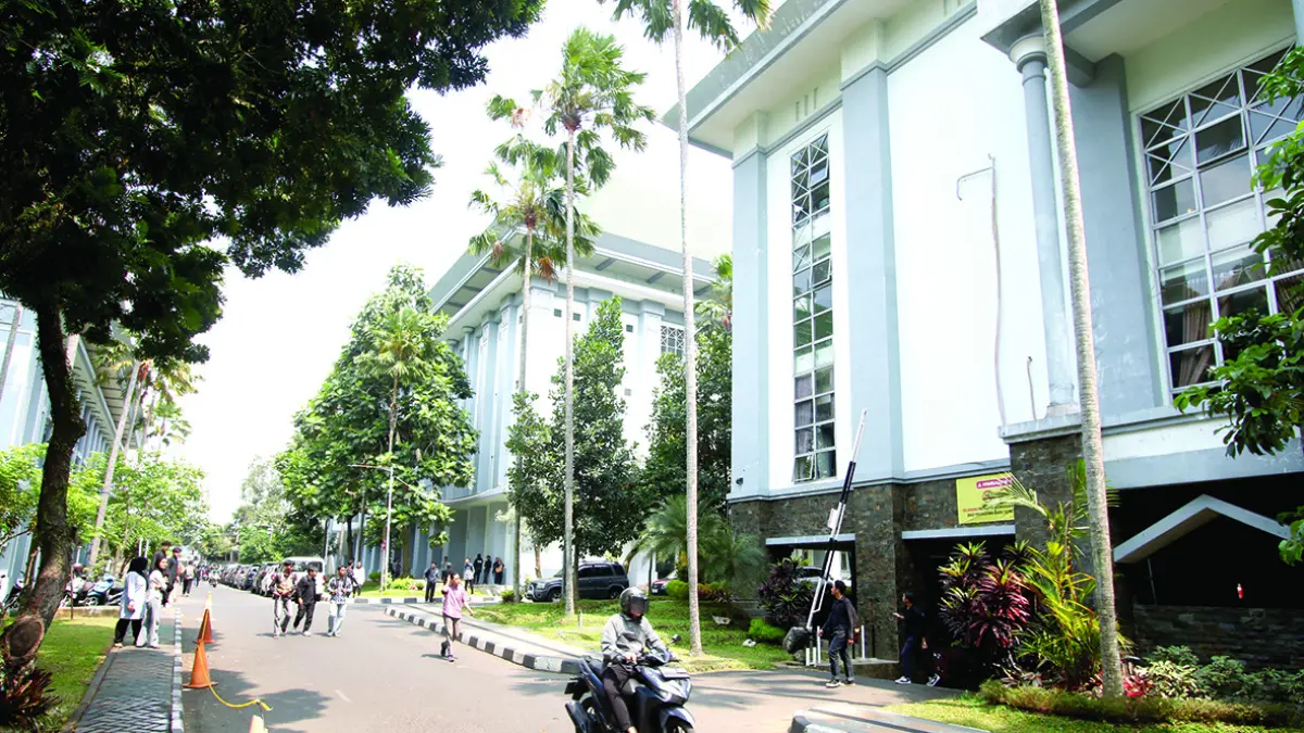 TAK SEMUA SEPAKAT: Sejumlah mahasiswa UIN Maliki Malang hendak mengikuti kegiatan perkuliahan. UIN melihat penutupan Prodi yang tak lagi relevan dengan delapan industri strategis bukan solusi. (Foto: Darmono)