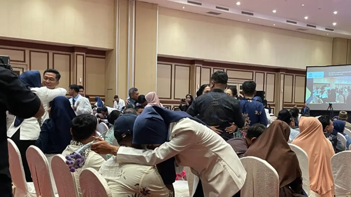 Tangis Kebahagiaan Para Mahasiswa dan Keluarga