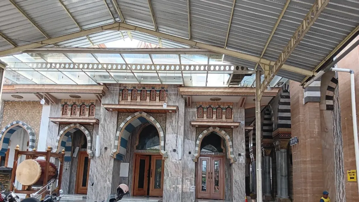 TERIMA BANTUAN: Sejumlah sepeda motor terparkir di halaman di Masjid Al Ilyas, Desa Gondanglegi Kulon, Kecamatan Gondanglegi, kemarin