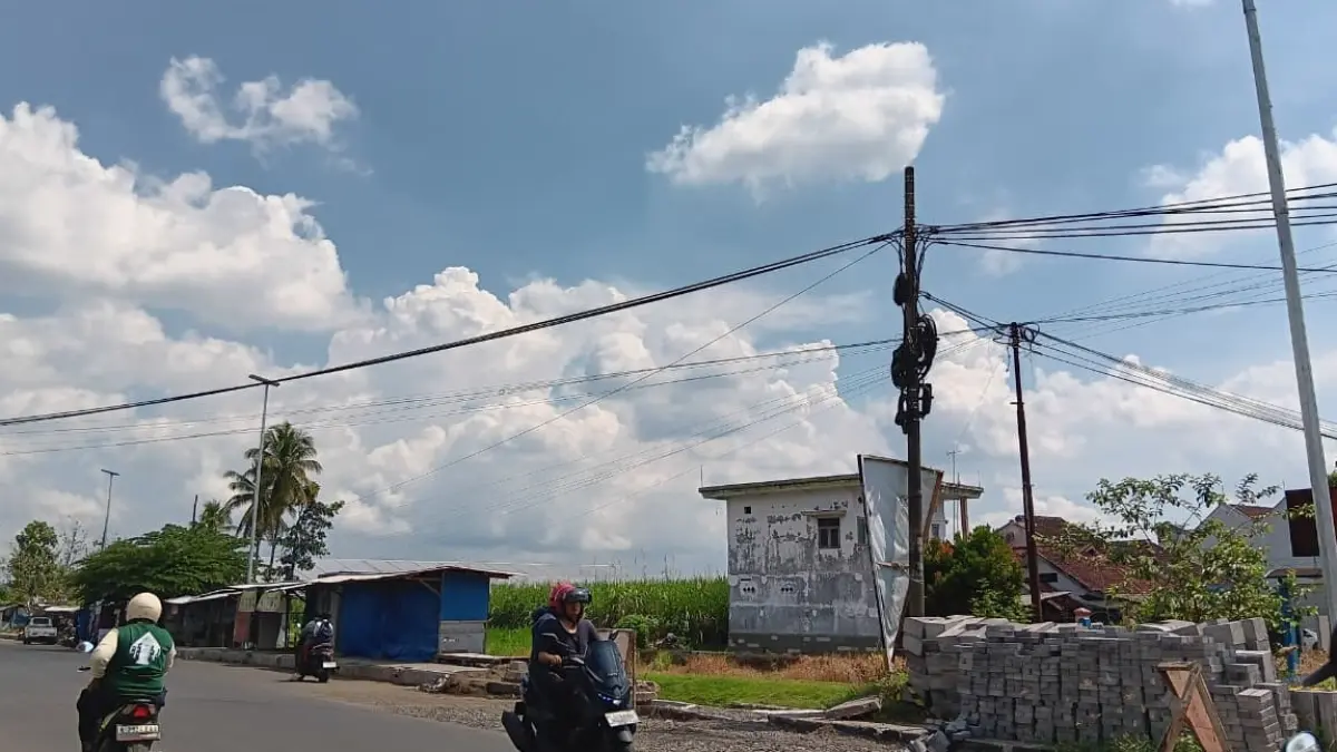 TERUS DIKEBUT: Sejumlah pengendara melintas di ruas Jalan Gondanglegi– Balekambang yang telah diperbaiki. Sebanyak 600 PJU terpasang di sana untuk menunjang keamanan dan kenyamanan pengguna jalan.