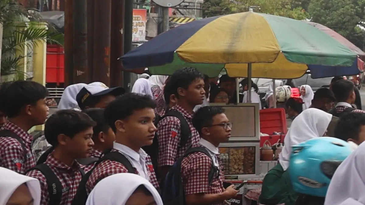 UBAH SKEMA SERAGAM GRATIS: Sejumlah siswa SMPN 5 Malang menunggu Bus Halokes untuk pulang, kemarin. Pemkot Malang tidak lagi memberikan seragam gratis kepada seluruh siswa baru. (foto: Darmono/Radar Malang)