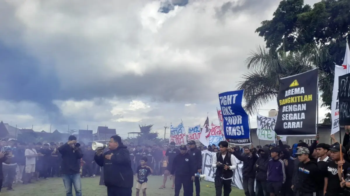Aremania mendatangi tempat latihan Arema FC pada Jumat (1/5) untuk memberikan kritik sekaligus dukungan agar bisa menang dalam pertandingan selanjutnya. (M. Affan Fauzan/Radar Malang)