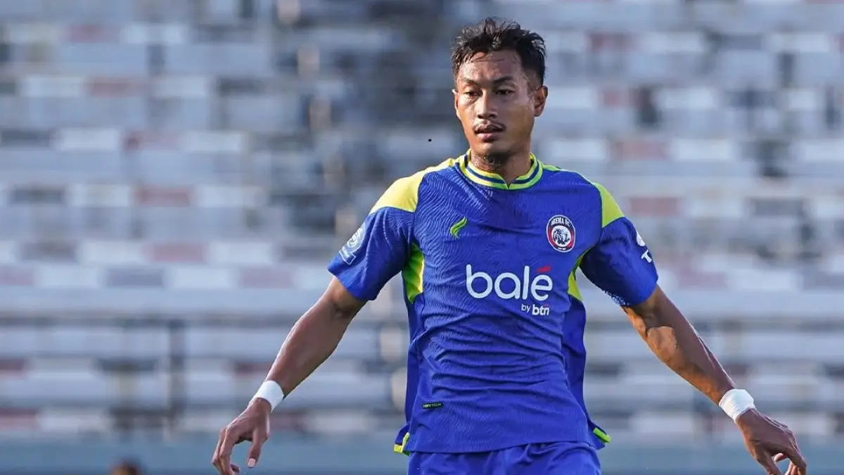 BAKAL ABSEN: Hansamu Yama Pranata menggiring bola dalam laga BRI Super League pekan ke-30 melawan Persebaya Surabaya di Stadion Kapten I Wayan Dipta, Bali. 
