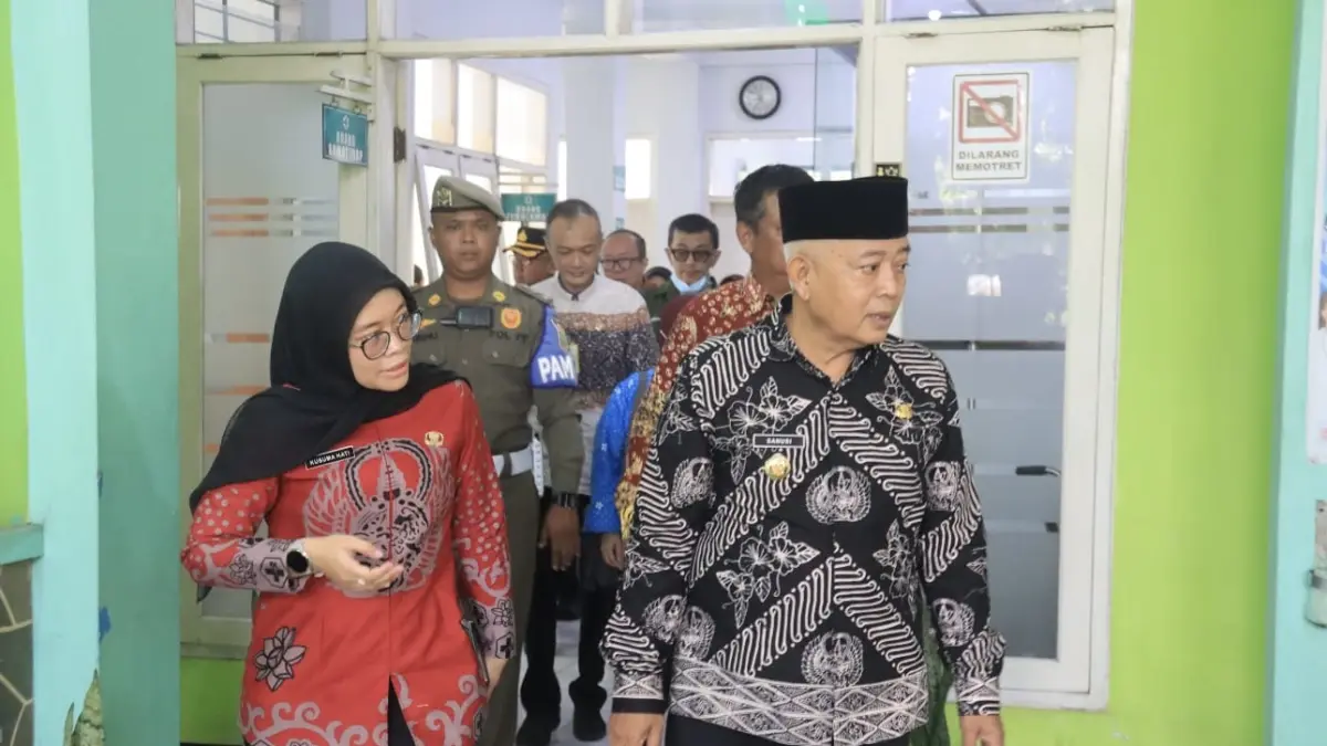 Bupati Malang H M. Sanusi mengunjungi Puskesmas Lawang pada Kamis (30/4). (Prokopim Kabupaten Malang)