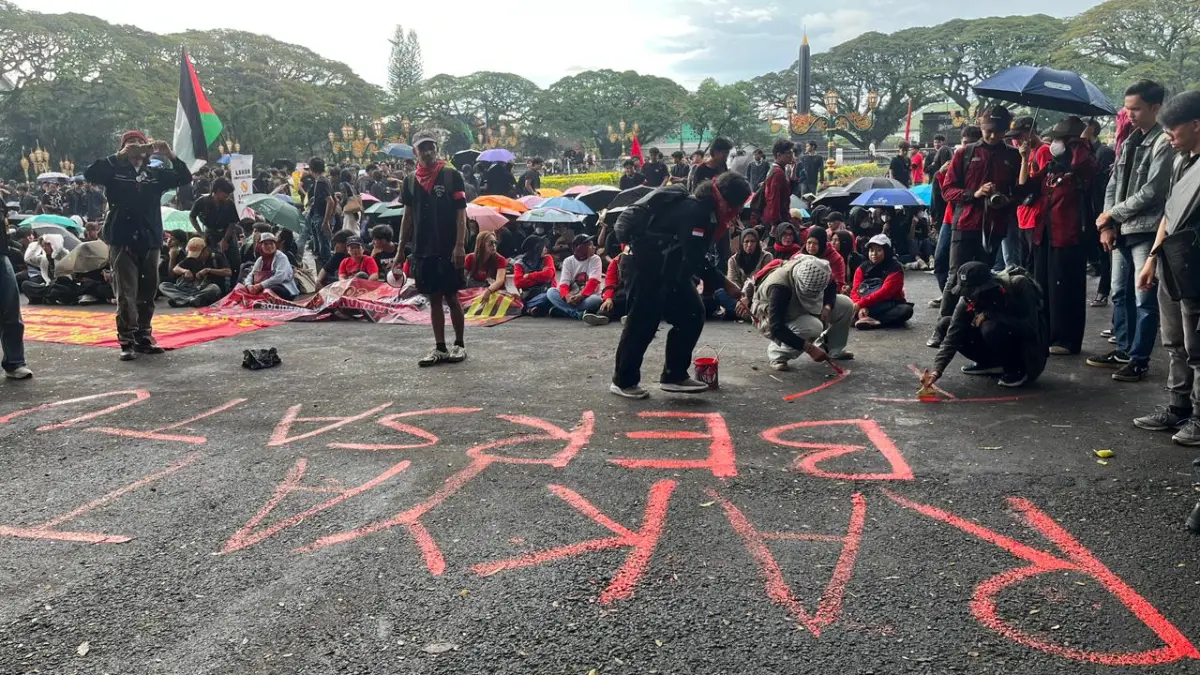 Buruh dan mahasiswa melakukan aksi May Day di area Balai Kota Malang pada Jumat (1/5). (Nahdiatul Affandiah/Radar Malang)