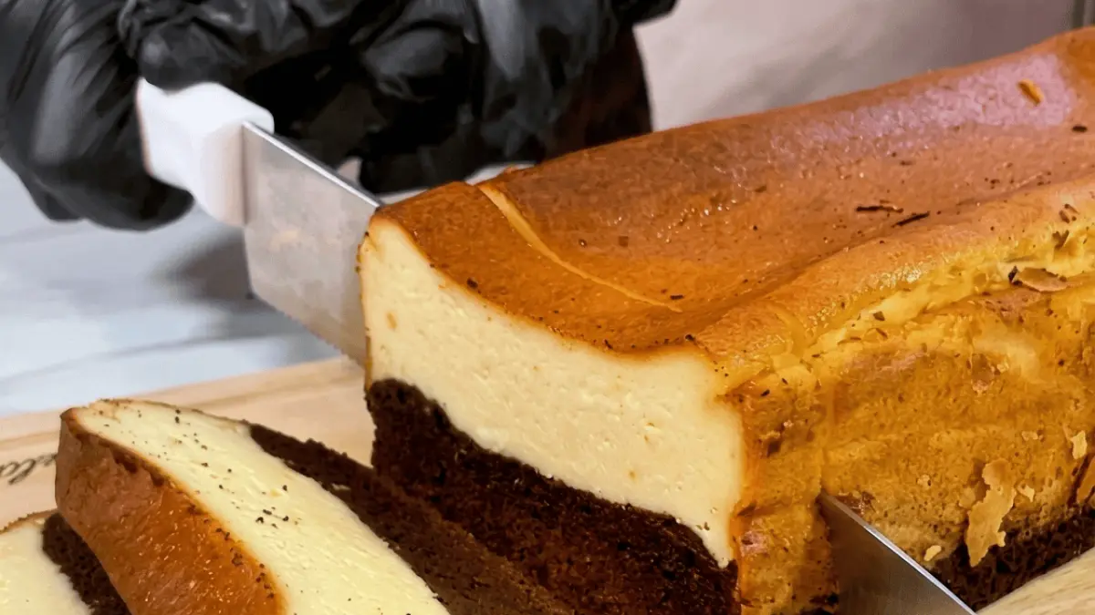Cheesecake dengan dasar cokelat yang tebal serta teksturnya lembut. (Girls / Google Maps)
