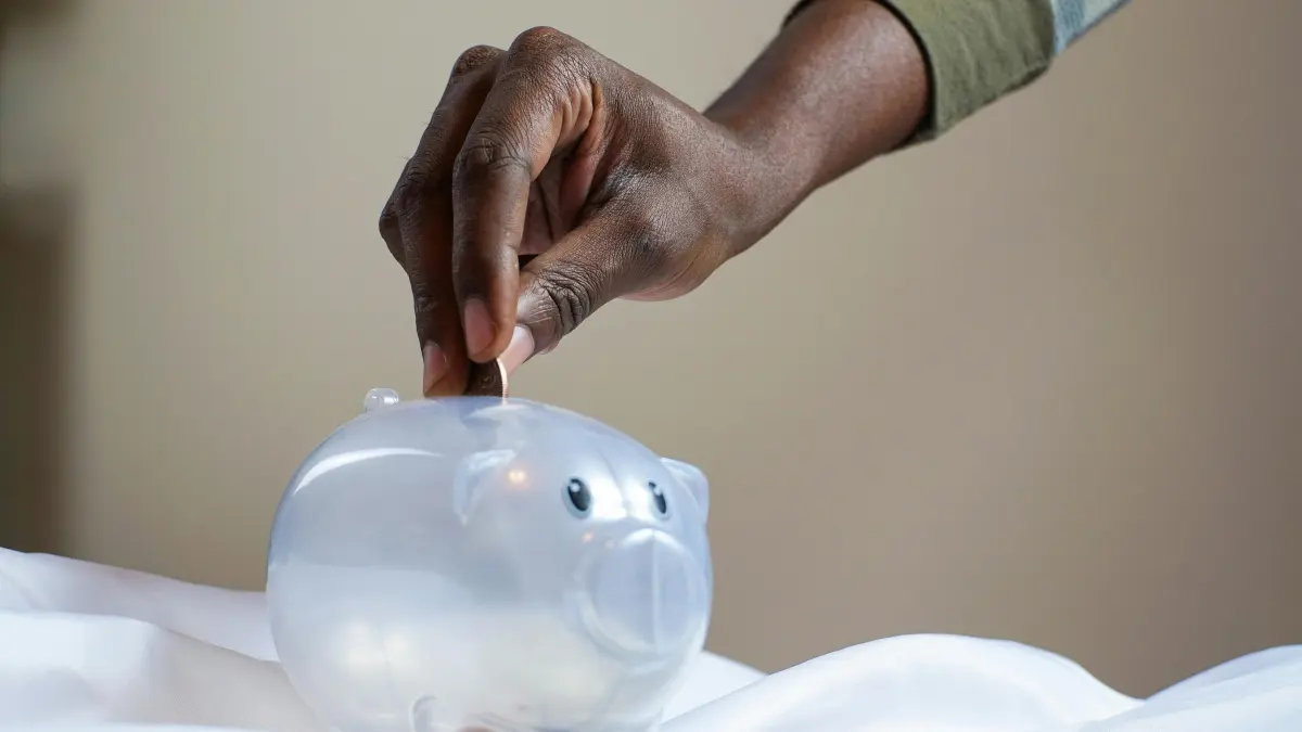 Frugal living: membedakan antara kebutuhan akademik yang mendesak dan keinginan impulsif. (Foto: Pexels)