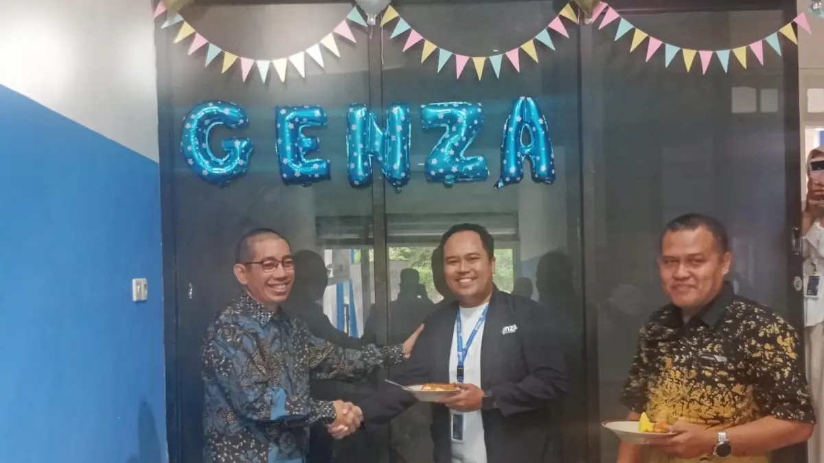 ISTIMEWA: Owner Genza Education Drs H. Muhammad Molik Latif memberikan tumpeng kepada Branch Manager Genza Center Soehatta Fitrin Andriadi, S.Pd dan Direktur Utama PT Genza Edukasi Indonesia Syamsul Maarif, M.Si.