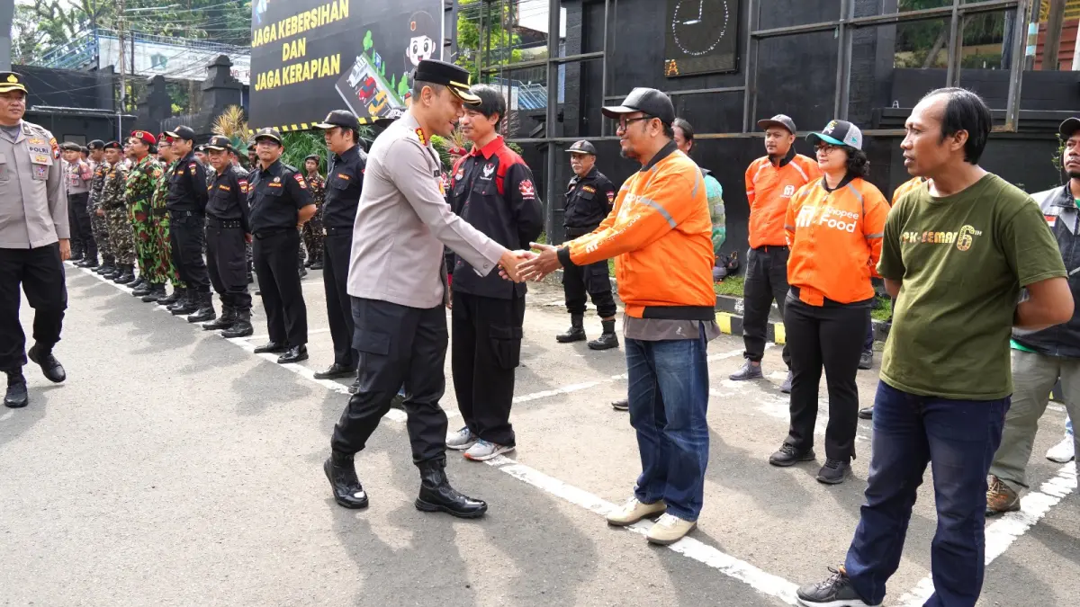 Kapolresta Malang Kota Kombes Pol Putu Kholis Aryana memberi salam kepada personel gabungan saat apel kemarin. (Humas Polresta Malang Kota)