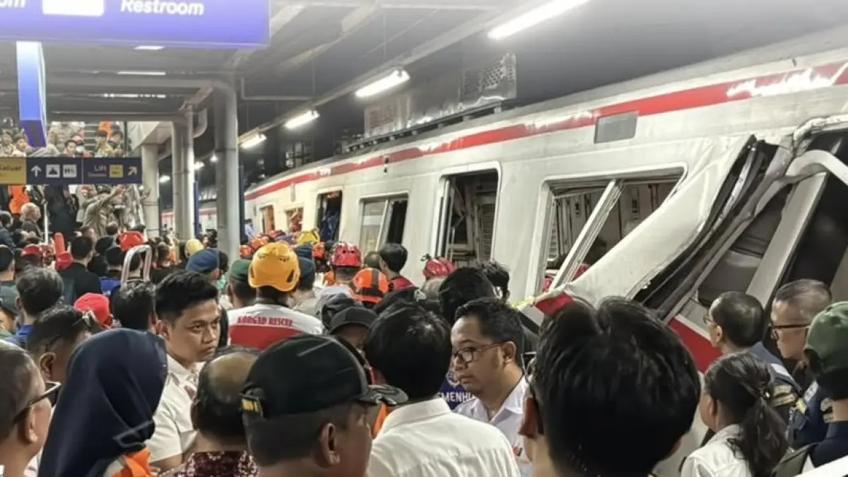 Kecelakaan antara KA Argo Bromo Anggrek dan KRL Commuter Line. (@kai121_)

