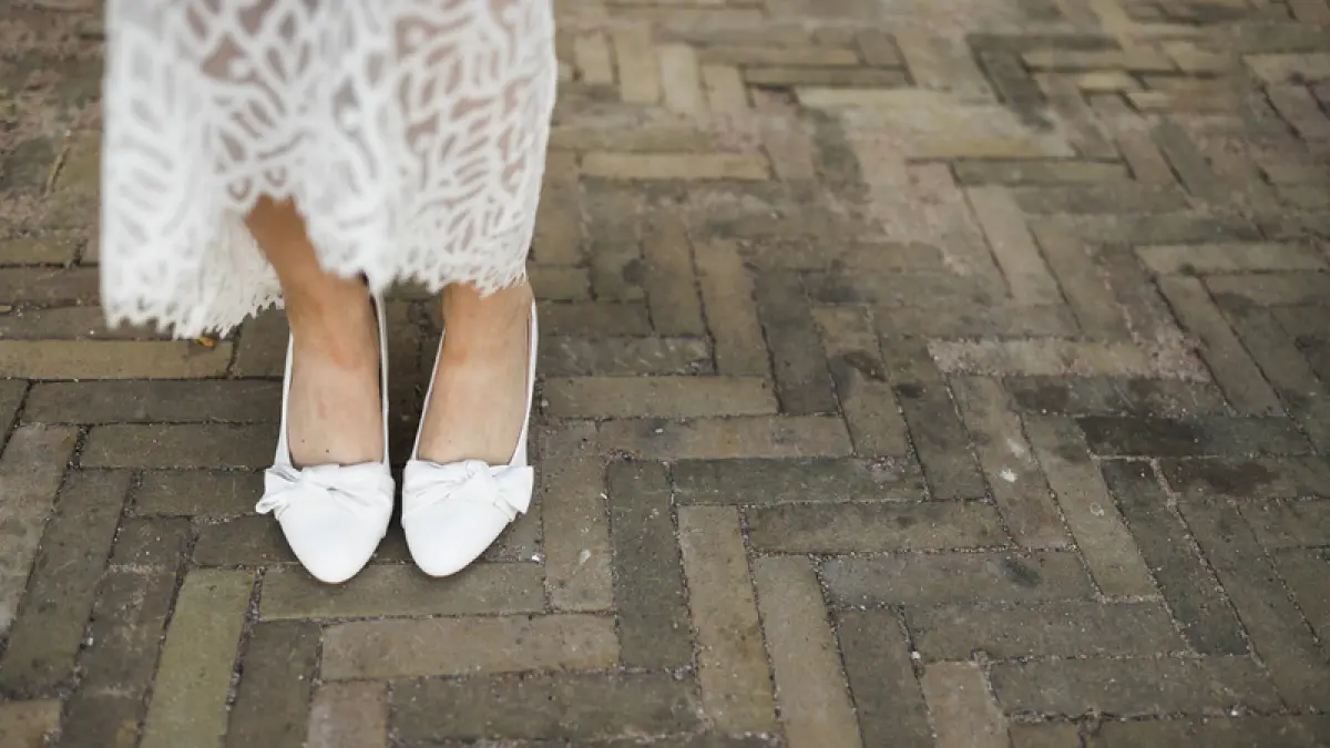 Penggunaan flat shoes yang tepat dapat membantu menjaga kaki tetap nyaman dan terhindar dari lecet saat dipakai beraktivitas seharian. (Freepik)
