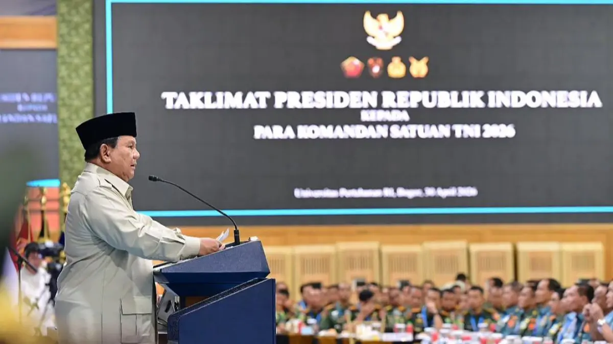Presiden Prabowo Subianto saat memberikan taklimat kepada para komandan satuan dari tiga matra TNI di Universitas Pertahanan, Kabupaten Bogor, Jawa Barat, Kamis (30/4). (@sekretariat.kabinet)
