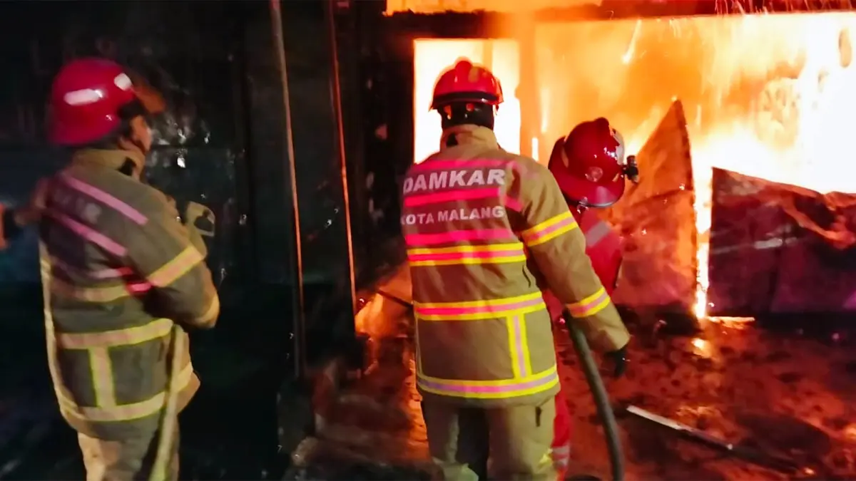 KORSLETING: Petugas Damkar Kota Malang berupaya memadamkan api yang membakar sebuah bengkel motor di Jalan Batang Hari Nomor 20 RT 7/RW 3, Kelurahan Rampal Claket, Kecamatan Klojen terbakar kemarin pagi (2/5). (UPT Pemadam Kebakaran Kota Malang For Radar Malang)