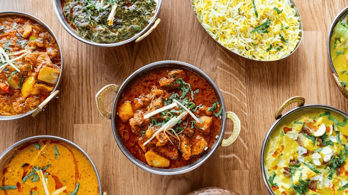 Berbagai macam hidangan India yang disajikan dalam mangkuk. (Freepik / Google)
