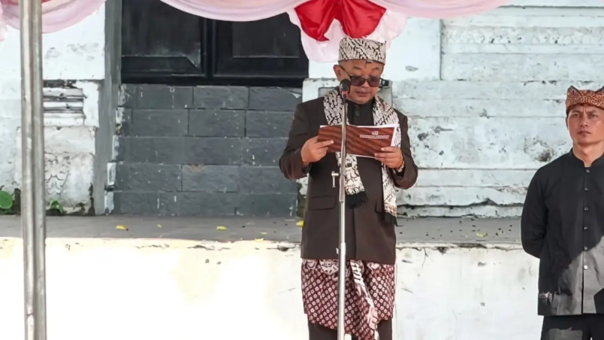 BERJALAN KHIDMAT: Menteri Pendidikan Dasar dan Menengah, Abdul Mu