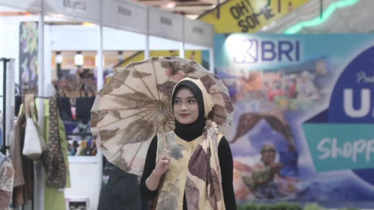 CANTIK: Penampil mengenakan produk UMKM dalam BRI Healthy Shopping Festival.