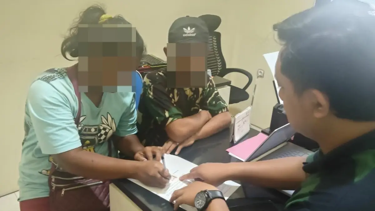 DALAM PENGAWASAN: Pasangan FN dan EP menandatangani surat pernyataan tidak akan mengeksploitasi anak-anaknya lagi.