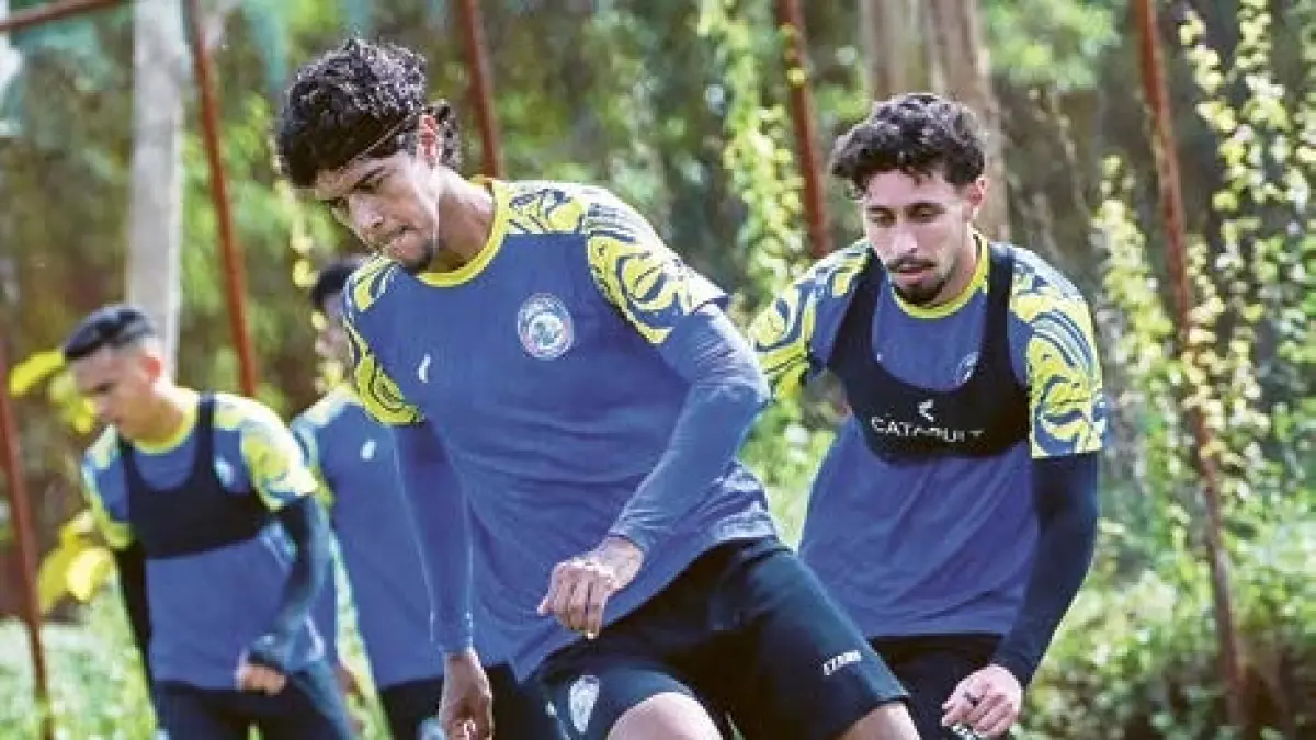 DAPAT KEPERCAYAAN: Betinho Filho menjalani sesi pemanasan dalam latihan Arema FC di Dreams Football Pitch, Pakis, beberapa waktu lalu.