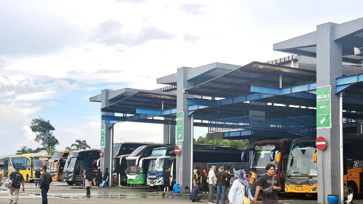 DIKETATI LAGI: Suasana Terminal Arjosari, kemarin (1/5). Terminal jadi salah satu tempat legal untuk naik turunnya penumpang. (Nabila Amelia/Radar Malang)