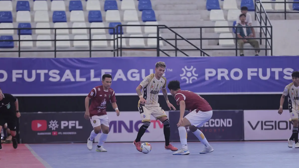 ENGGAN MEREMEHKAN: Andres Josue Teran (tengah) berusaha melewati penjagaan dua pemain Nanzaby Family FC dalam PFL Series Tangerang di GOR Nambo pada putaran pertama lalu.