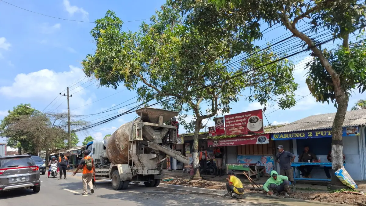 INFRASTRUKTUR: Satu unit alat berat diterjunkan untuk pengecoran ruas jalan Kepanjen-Kendalpayak kemarin.